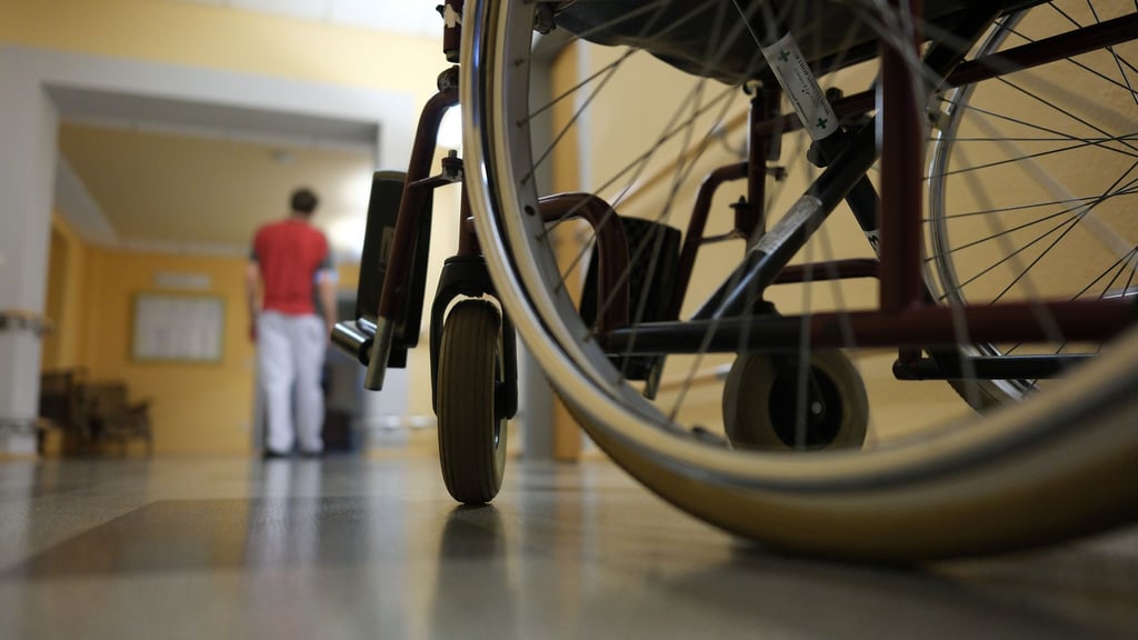 Pflegekräfte bekommen mehr Geld als noch vor einem Jahr. (Symbolbild)