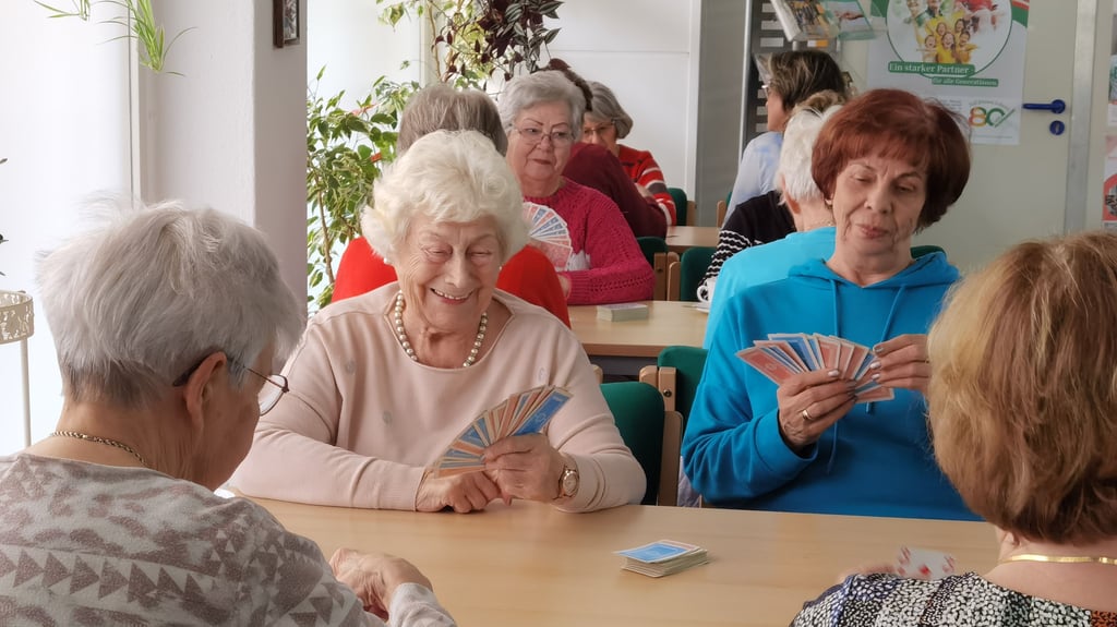 Die Volkssolidarität Blankenburg hat in der Tränkestraße 1 ein neues Domizil gefunden. Dort treffen sich die Mitglieder regelmäßig zu geselligen Runden, Sport und Spiel,  so wie hier beim Rommé.