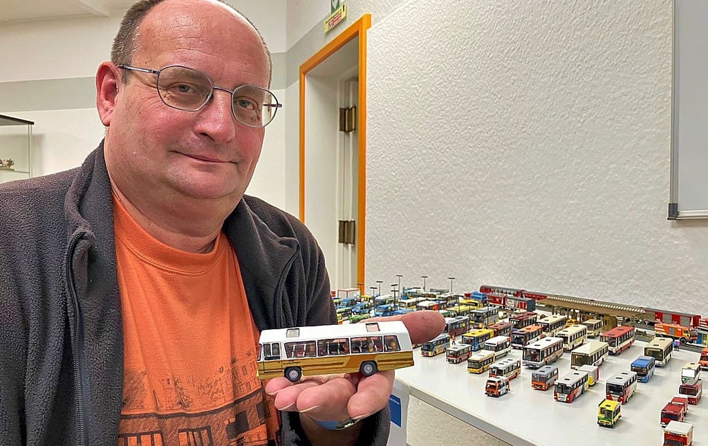 Ulrich Kleinrensing aus Halberstadt zeigt seine selbst gebauten Fahrzeug-Modelle auf der Ausstellung des AMC.