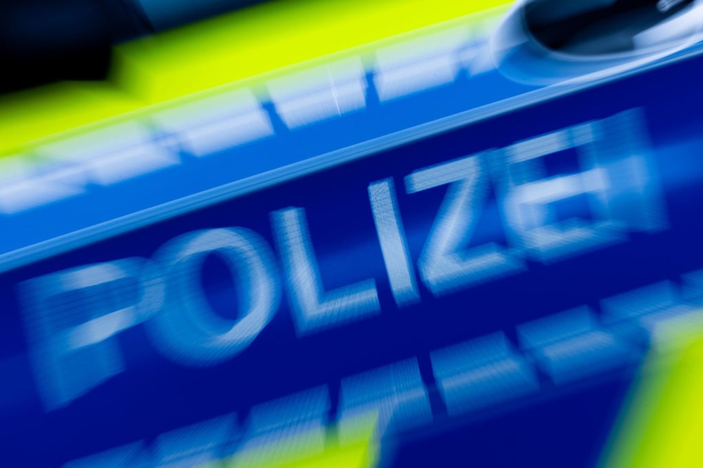 Ein Hochzeitskorso hat den Verkehr auf der Autobahn bei Bremen behindert, die Polizei stoppt die Kolonne. (Symbolbild)