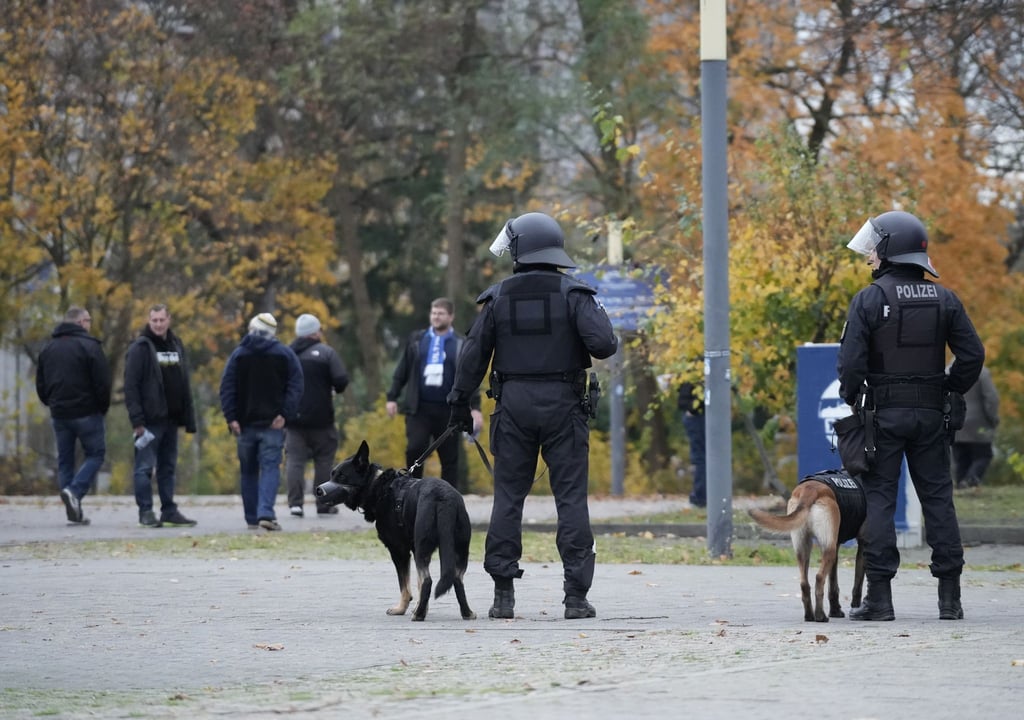 Fußballfans verließen das Olympiastadion nach dem Spiel der Hertha gegen Dynamo Dresden unter den kritischen Blicken etlicher Polizisten.