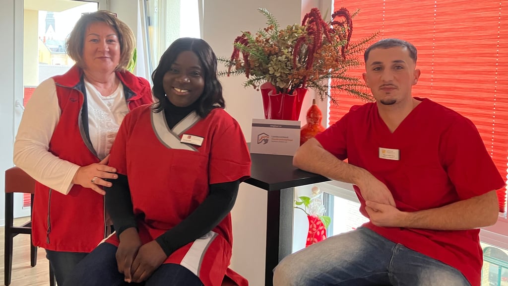 Ein eingespieltes Team beim Pflegedienst der Unternehmensgruppe Wend: Daniela Hartmann-Schwarz mit den Azubis Hannah Eyabi (28) aus Kamerun und Rahand Jasim Smail (19)
