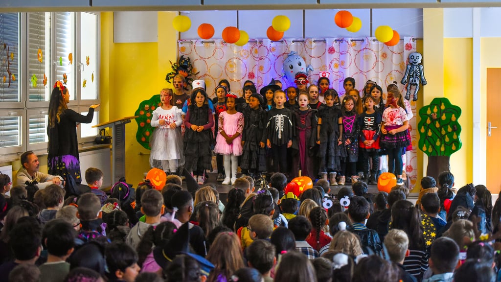 Der Schülerchor der Grundschule „Im Rosental“ aus Merseburg überraschte beim Halloween-Programm mit stiummungsvollen Gesangseinlagen.