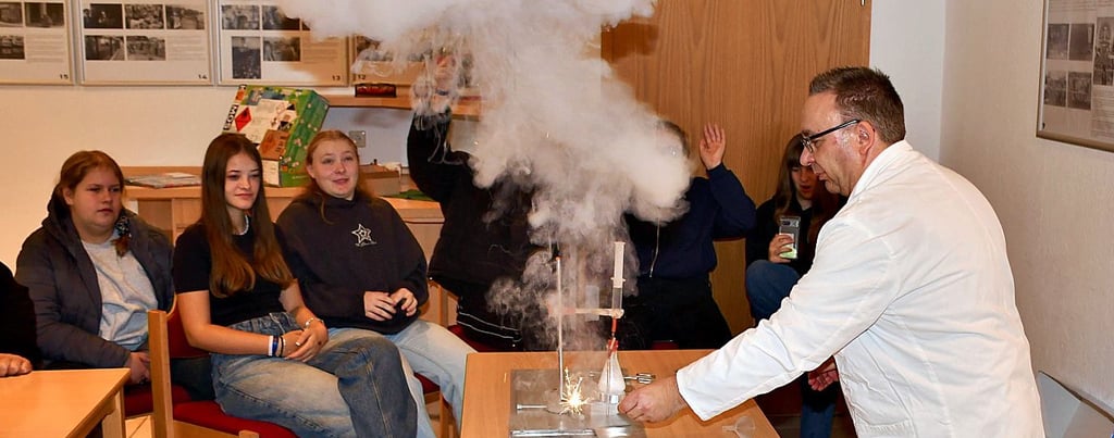 Steffen Jorns demonstrierte eine Verpuffung.