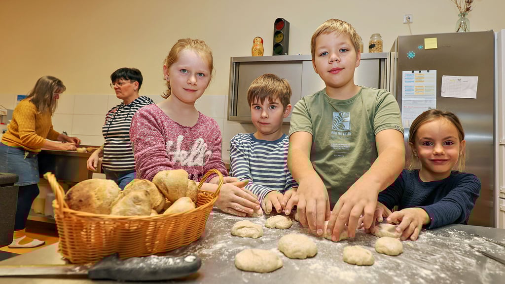 Die Hortkinder aus Tagewerben und Reichardtswerben backen im Rahmen des Revierpionierprojekts ...