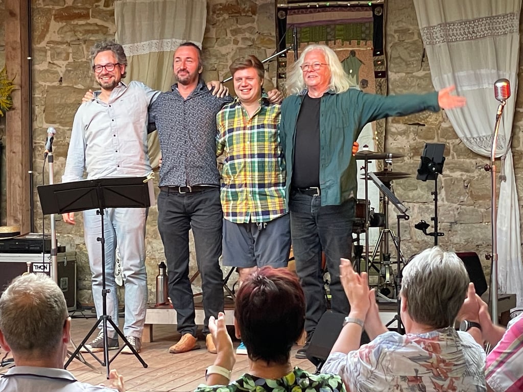 Mit seinem „Jabarett“ - einem ebenso unterhaltsamen wie lehrreichen und humorvollen Jazz-Kabarett - hat der hallesche Kontrabassist Peter Häseler (r.) zusammen mit seiner Band wie hier im Eulenbergschen Hof von Klaus Adolphi in Elben schon vielen Skeptikern den Jazz nahegebracht.