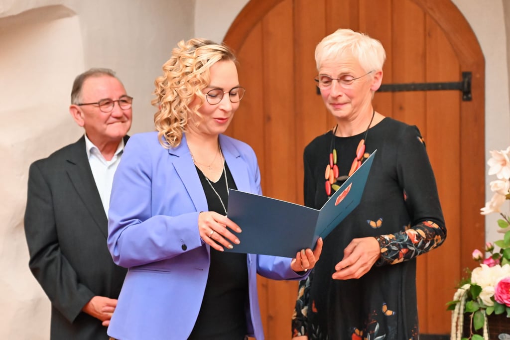Die Bürgermeisterin der Einheitsgemeinde Wanzleben, Grit Matz (CDU) und Ortsbürgermeister Jürgen Wichert ehren Annette Rein (rechts) aus Groß Rodensleben in Wanzleben.