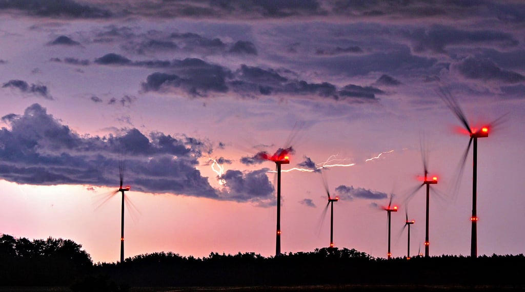 Die roten Warnlichter von Windkraftanlagen sollen künftig nicht mehr die ganze Nacht durch blinken, sondern nur noch bei Bedarf. Das gilt auch für viele der insgesamt 333 Windkraftanlagen im Landkreis Stendal. 