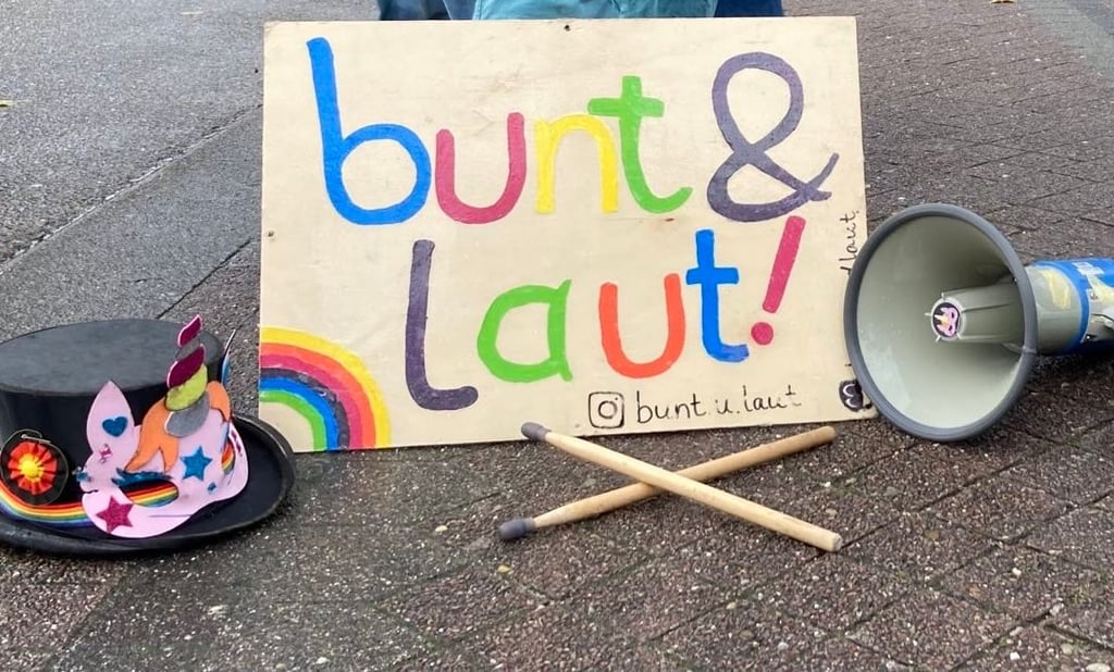 Das Orchester „Bunt & laut“ kommt extra aus Karlsruhe, um die hallesche Wir-Bewegung zu unterstützen.
