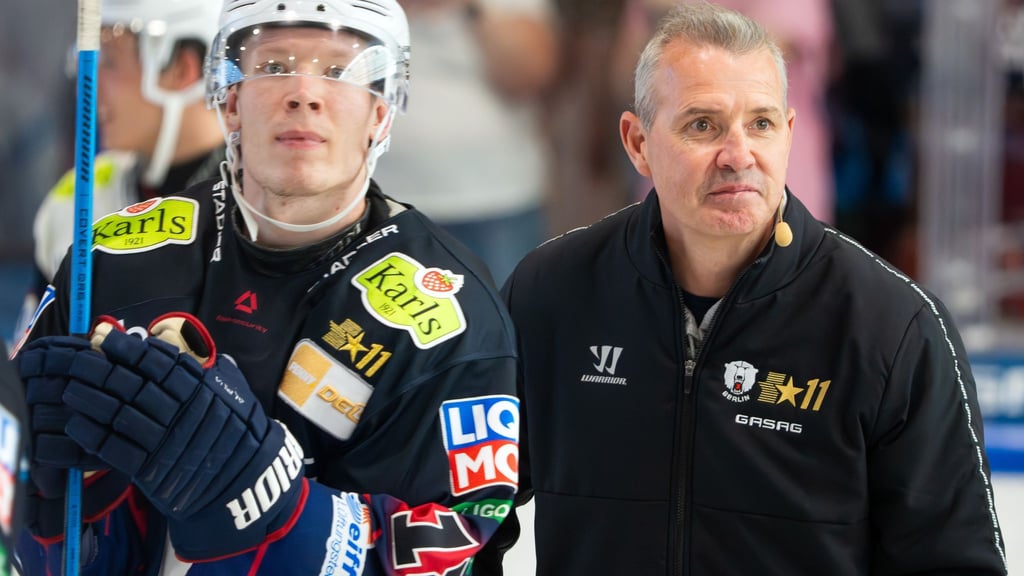 Jonas Müller (l.) und Trainer Serge Aubin von den Eisbären Berlin wollen nach der Länderspielpause wieder die Tabellenspitze ins Visier nehmen. (Archivbild)
