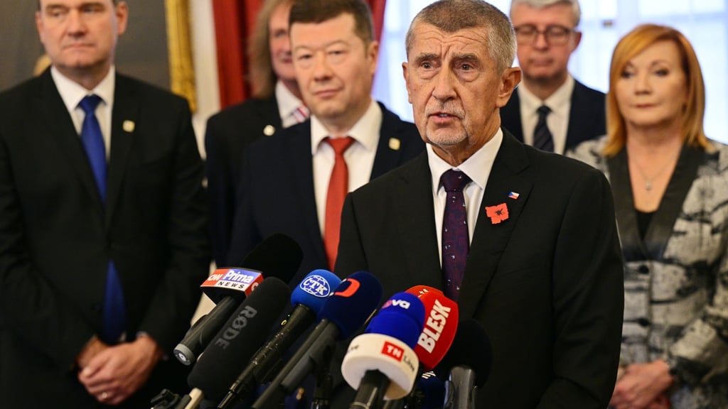 Andrej Babis (vorne), tschechischer Milliardär und Gründer der Partei ANO, hat in Prag einen Koalitionsvertrag mit den Vorsitzenden der ultrarechten Freiheit und direkte Demokratie (SPD) und der Autofahrerpartei Motoristen unterzeichnet.