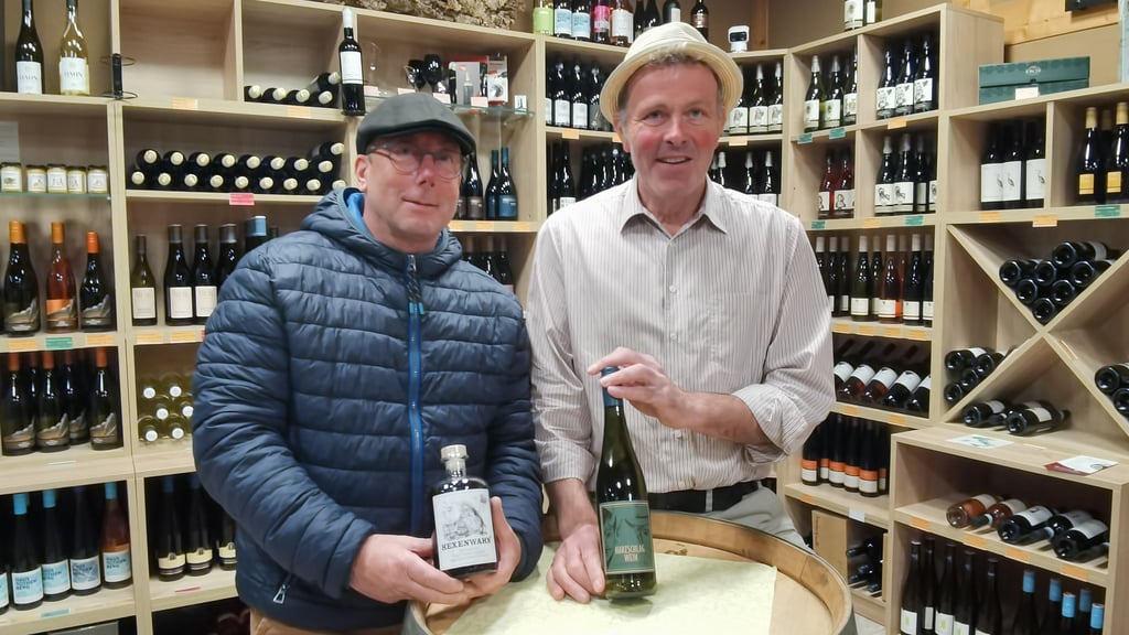 Likörexperte Jens Schünemann (links) und „Weinfuchs“ Claus Wagner laden gemeinsam zu einer After-Work-Veranstaltung ein.