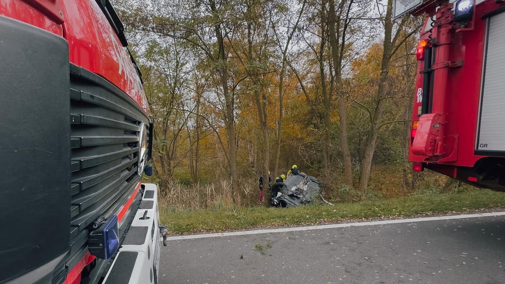 Das Auto liegt auf dem Dach im Straßengraben am Bitterfelder Bogen.
