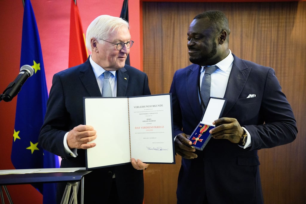 Der frühere Fußball-Nationalspieler Gerald Asamoah (r) erhält von Bundespräsident Frank-Walter Steinmeier das Bundesverdienstkreuz.