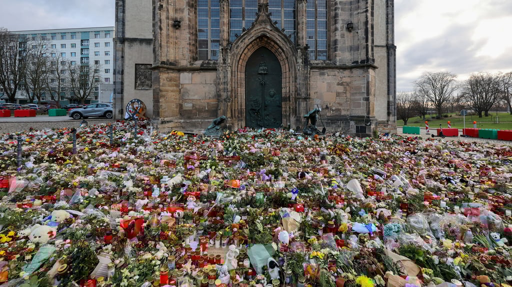 Unzählige Kerzen, Blumen und Plüschtiere künden von Trauer um und Mitgefühl für die Opfer des Anschlags auf den Magdeburger Weihnachtsmarkt.