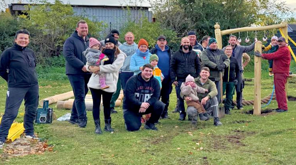 Erbauer und künftige Nutzer auf einem Foto vereint: Gruppenbild nach Abschluss der Spielplatz-Aufbauaktion in Ebersroda. 