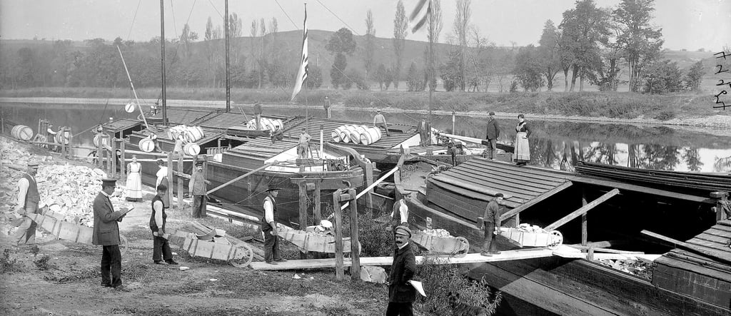 Arbeiter beluden einen Frachtkran mit Kaolinresten.