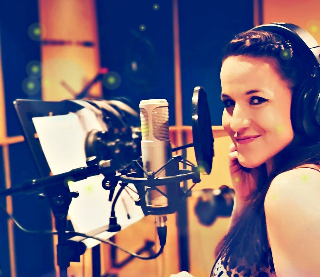 Im Tonstudio fühlt sich Nadine Fabielle genauso wohl wie auf der Bühne. Aktuell ist sie mit ihrem neuen Song „Sag mir wie weit“ in den Charts.