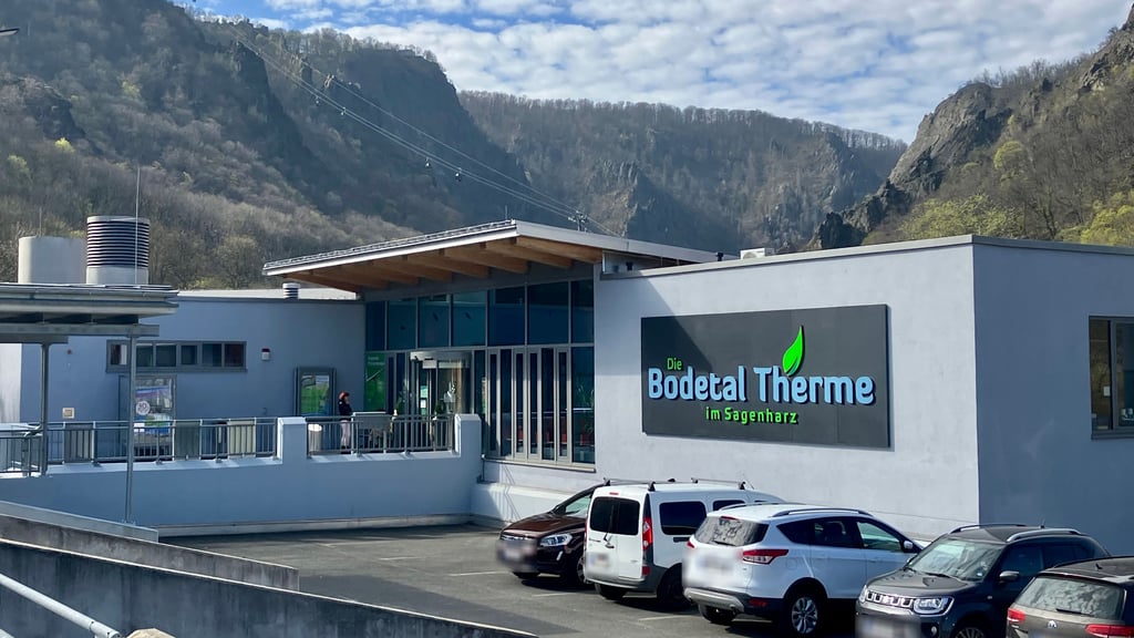 Die Dächer der Bodetal-Therme in Thale könnten sich für Photovoltaikanlagen anbieten. 