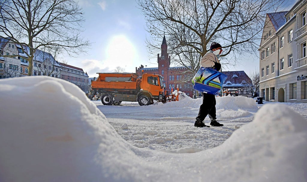 Welche Schneemengen fallen im bevorstehenden Winter? Der Bitterfelder Marktplatz jedenfalls soll vom Winterdienst geräumt werden. 