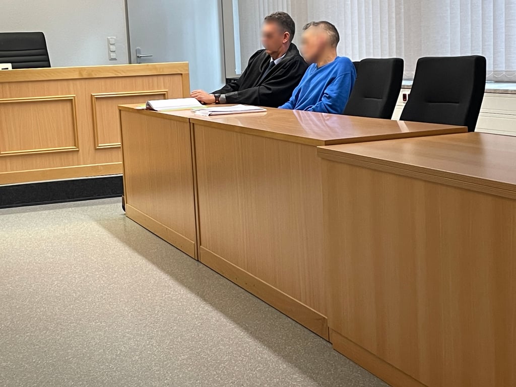 Der Angeklagte sitzt noch bis 2027 seine Freiheitstrafe in der JVA Burg ab - nun wurde er erneut wegen Beleidigung eines Beamten verurteilt