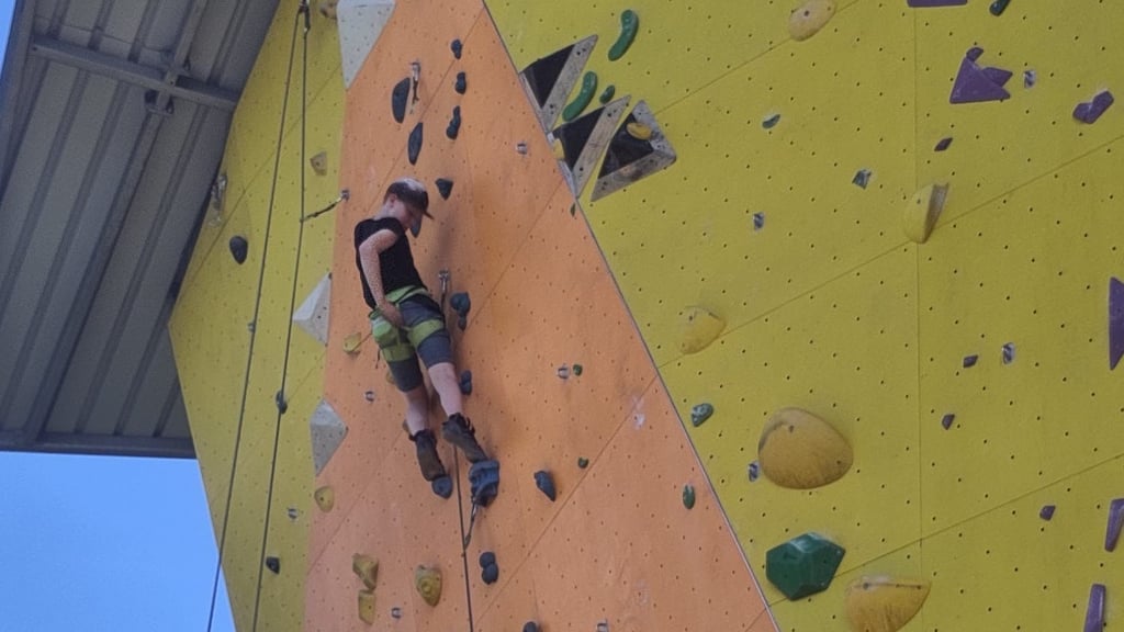 Die hallesche Sektion des DAV kann derzeit nur draußen Seilklettern trainieren, etwa am Thüringer Bahnhof.