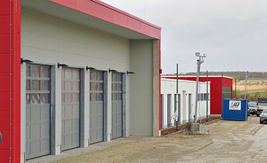 Das Feuerwehrhaus Osterwieck ist bereit zur Einweihung, gestritten wird unterdessen über die hohen  Mehrkosten. 