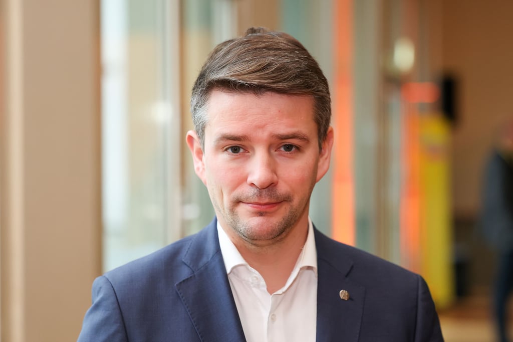 Marcus Faber hat einen neuen Job bei einer Rüstungsfirma.