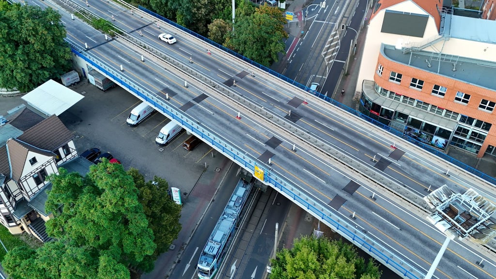 Die Ringbrücke über der Halberstädter Straße in Magdeburg wird abgerissen. (Archivbild)