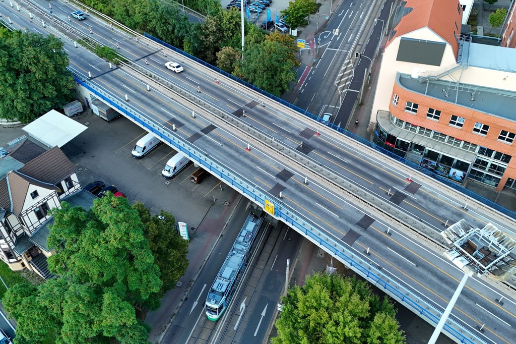 Die Ringbrücke über der Halberstädter Straße in Magdeburg wird abgerissen. (Archivbild)