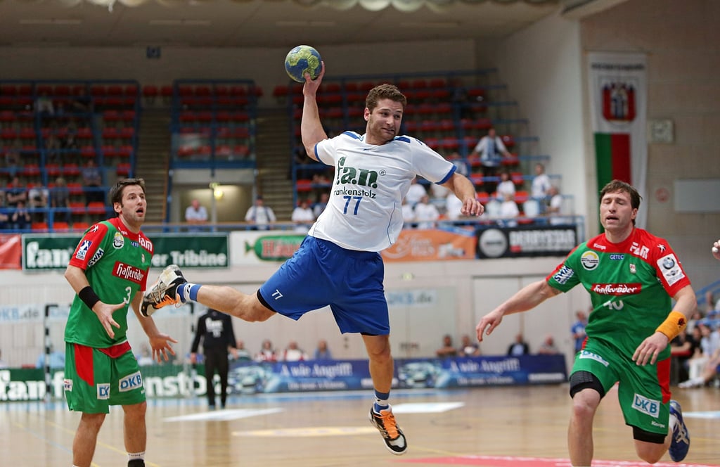 Im April 2013 gastierte der SCM letztmals beim TV Großwallstadt. Hier können die Magdeburger Bennet Wiegert und Fabian van Olphen (r.) nur noch zuschauen wie Chen Pomeranz aufs Tor wirft.