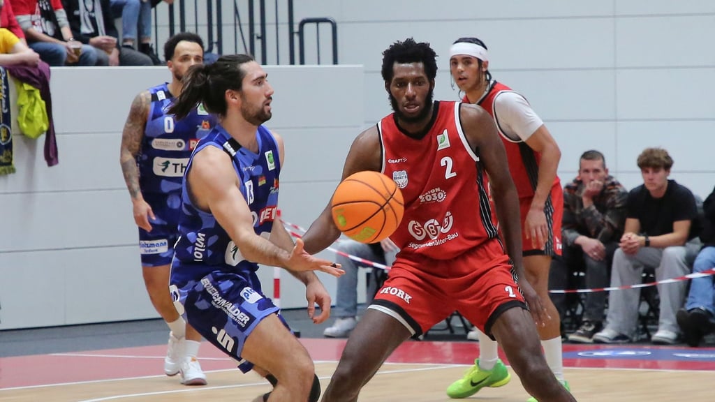 Dominick von Waaden (hier links im Duell mit Travis Henson) spielte am Freitag rund 17 Minuten und erzielte fünf Punkte.