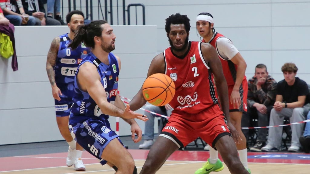 Dominick von Waaden (hier links im Duell mit Travis Henson) spielte am Freitag rund 17 Minuten und erzielte fünf Punkte.