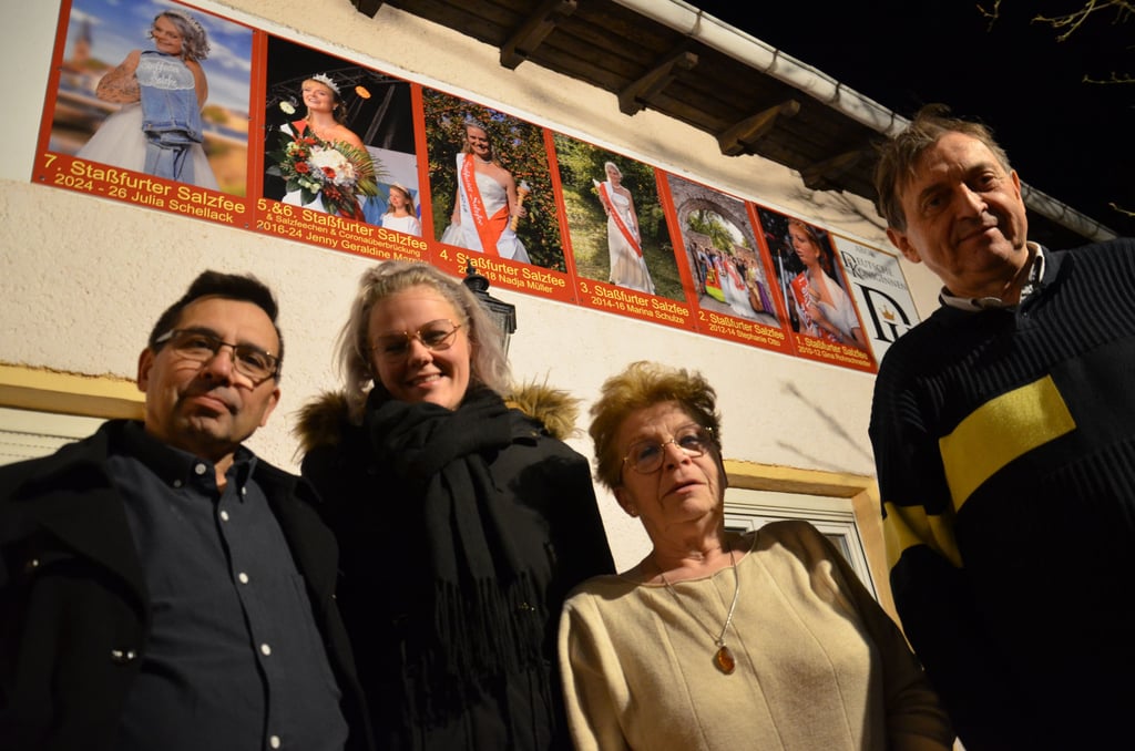 Vor der neuen "Ahnengalerie" der Staßfurter Salzfeen, die Vertreter des Vereins Tag der Regionen Salzlandkreis: Vorsitzender Burkhard Nimmich (von rechts), Schatzmeisterin Karin Brand, die 7. Salzfee Julia Schellack und Thorsten Diederichs, Mitglied erweiterter Vorstand. sie und andere Mitstreiter haben im nächsten Jahr ganz besonders was Großes vor in Sachen Königinnentreff in Staßfurt.