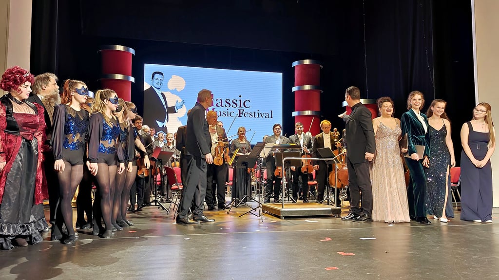 Besonderen Applaus gab es zum Schluss von allen Mitwirkenden auf der Bühne für das Leipziger Symphonieorchester.