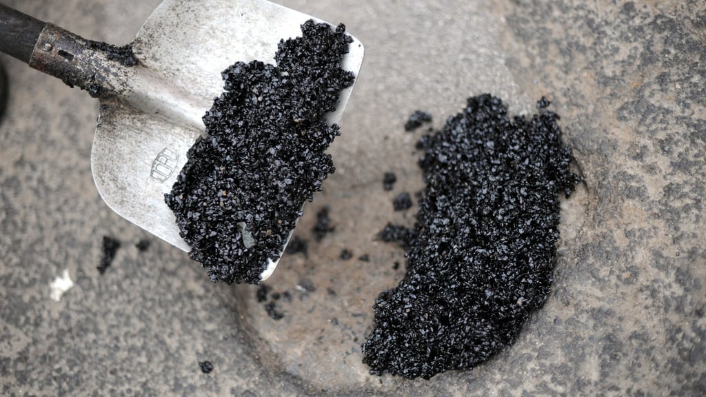 Im ostfriesischen Landkreis Wittmund sollen Betrüger vermeintlich günstige Asphalt- und Pflasterarbeiten anbieten - die Polizei mahnt daher zur Vorsicht. (Symbolbild)