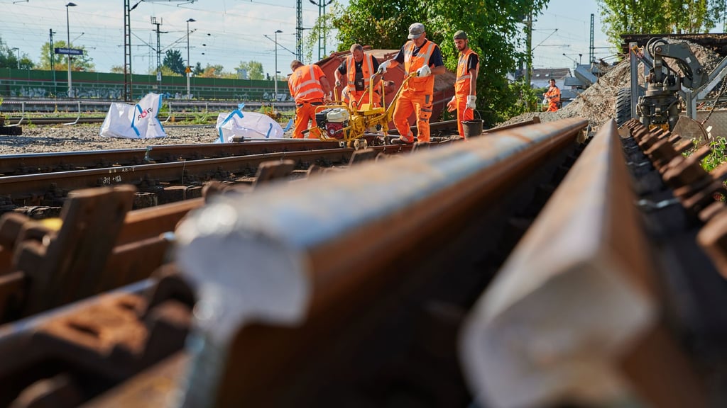 Zwischen Magdeburg-Neustadt und Biederitz werden im Zeitraum  vom 4. bis 11. November Schienen ausgetauscht.