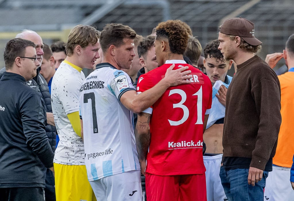 Nach dem Eklat gab es viele aufmunternde Worte für den Cottbuser Justin Butler. Jetzt ermittelt der DFB.