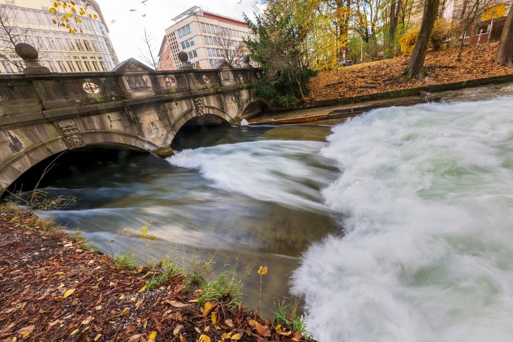 Die berühmte Eisbachwelle in München baut sich nicht mehr auf. Surfen ist dort zurzeit unmöglich.