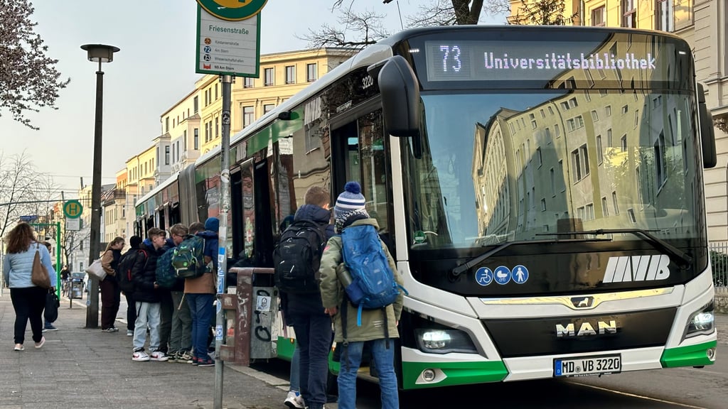 Nach dem Magdeburger Vorbild könnte im Jerichower Land ein digitales Schülerticket für den Nahverkehr eingeführt werden. Doch das hat Vor- und Nachteile. 