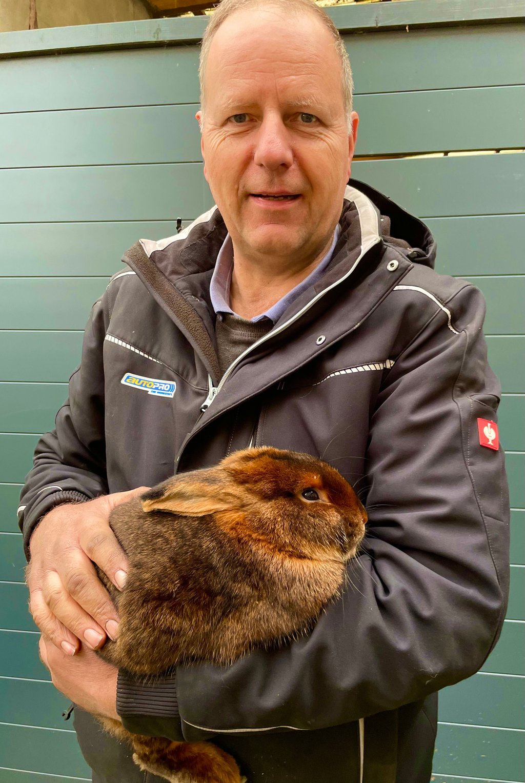 Mario Peters, Vorsitzender des Geflügelzuchtvereins und Kaninchenzuchtvereins Olvenstedt, mit einem seiner Kaninchen.