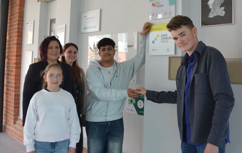 Die Puschkinschule ist Teil eines neuen Bildungsprogramms. In Anwesenheit von Schulleiterin Astrid Ribke und der Lehrerin Christin Köhler haben die Schüler Emilia, Andrey und Finn eine Plakette angebracht.