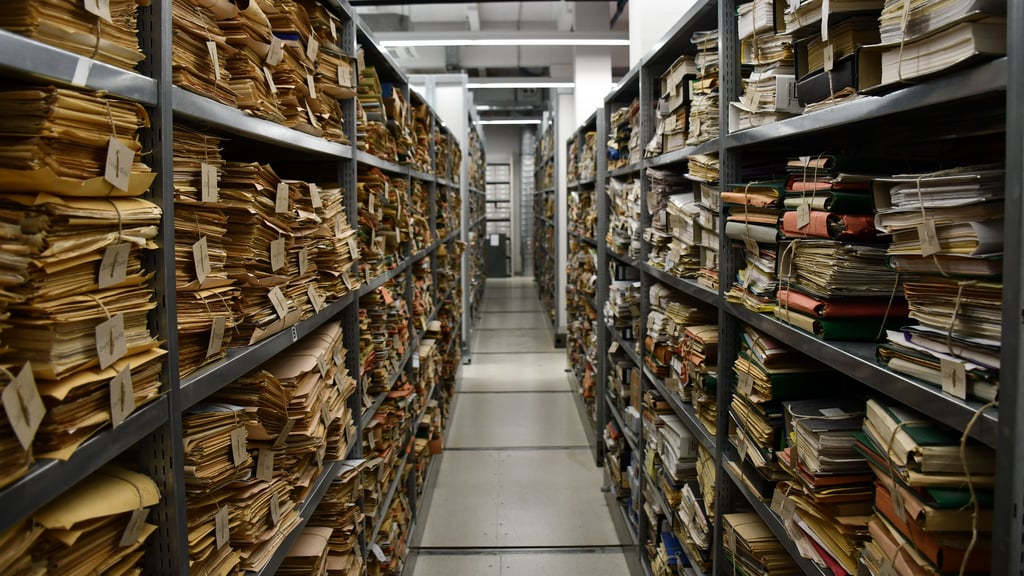 Im Stadtarchiv Magdeburg werden über 100.000 Bauakten aufbewahrt. Weil Einsturzgefahr droht, müssen sie umziehen.