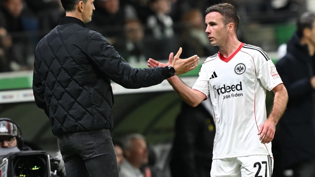 Hat das Haar wieder schön: Fußball-Star Mario Götze (r./Archivfoto)