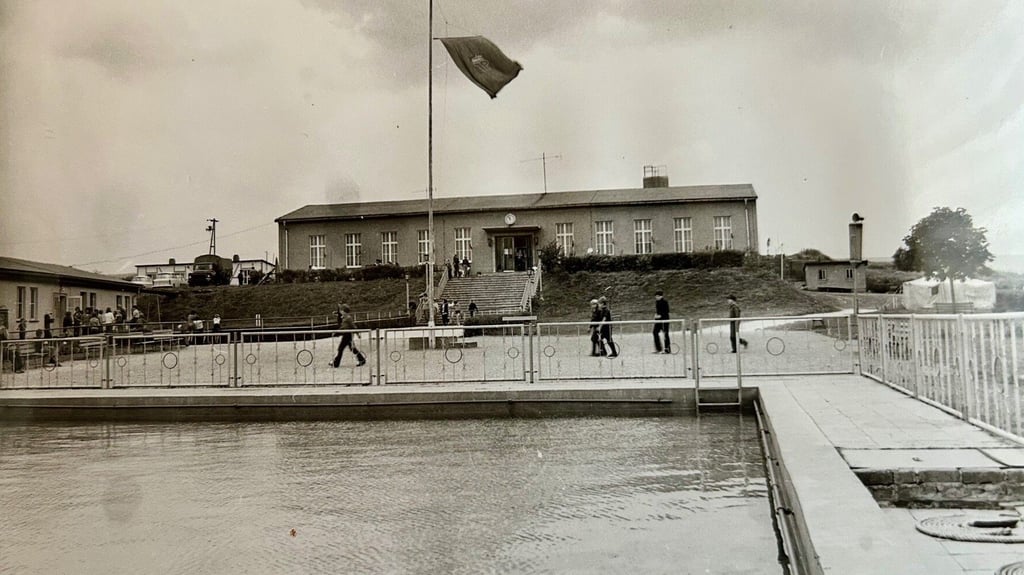 Das Ferienlager in Bad Klosterlausnitz mit Schwimmbad und dem großen Gebäude mit Kultur- und Speisesaal.