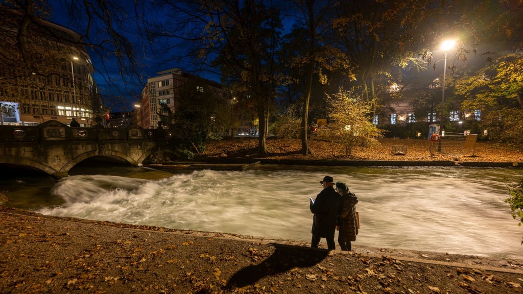 Kein Surfer auf dem Münchner Eisbach - denn die bekannte Welle funktioniert nicht mehr. Die Surfer rätseln über die Gründe. (Archivbild)