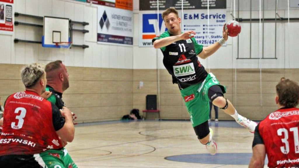 Der HC Aschersleben, hier mit Ole Schreier beim Wurf, musste eine Niederlage im Derby bei Rot-Weiß Staßfurt hinnehmen. 