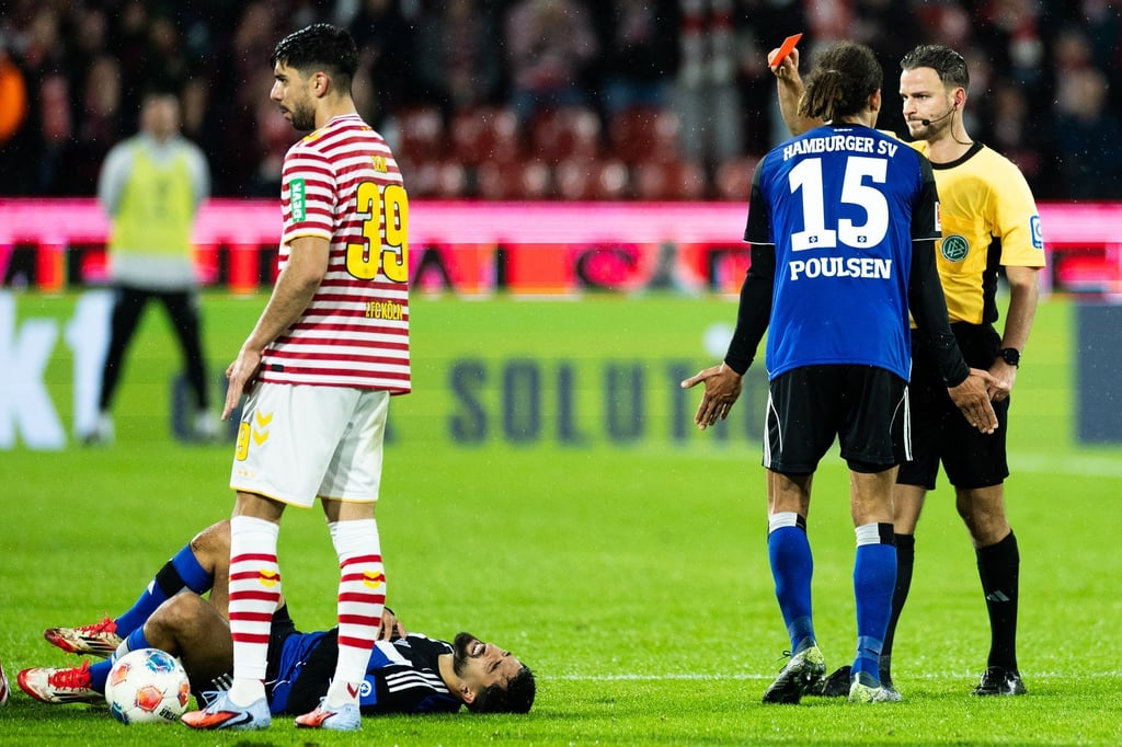 Schiedsrichter Daniel Schlager verweist Immanuel Pherai des Feldes.