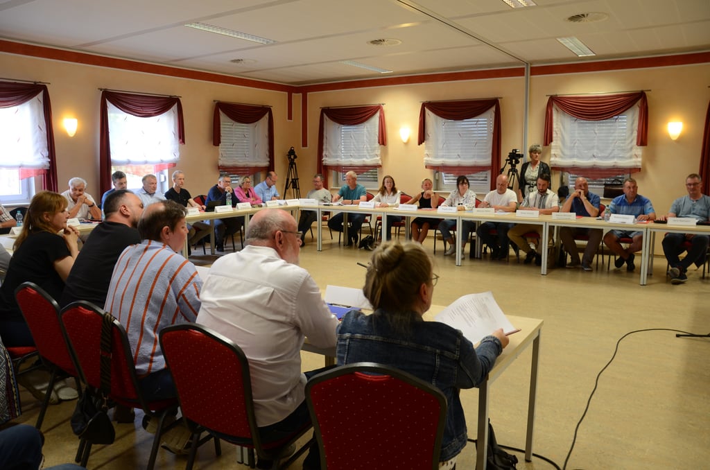 Der Salzwedeler Stadtrat bei einer Sitzung im Dorfgemeinschaftshaus Pretzier. Künftig wird er eine Fraktion mehr haben.