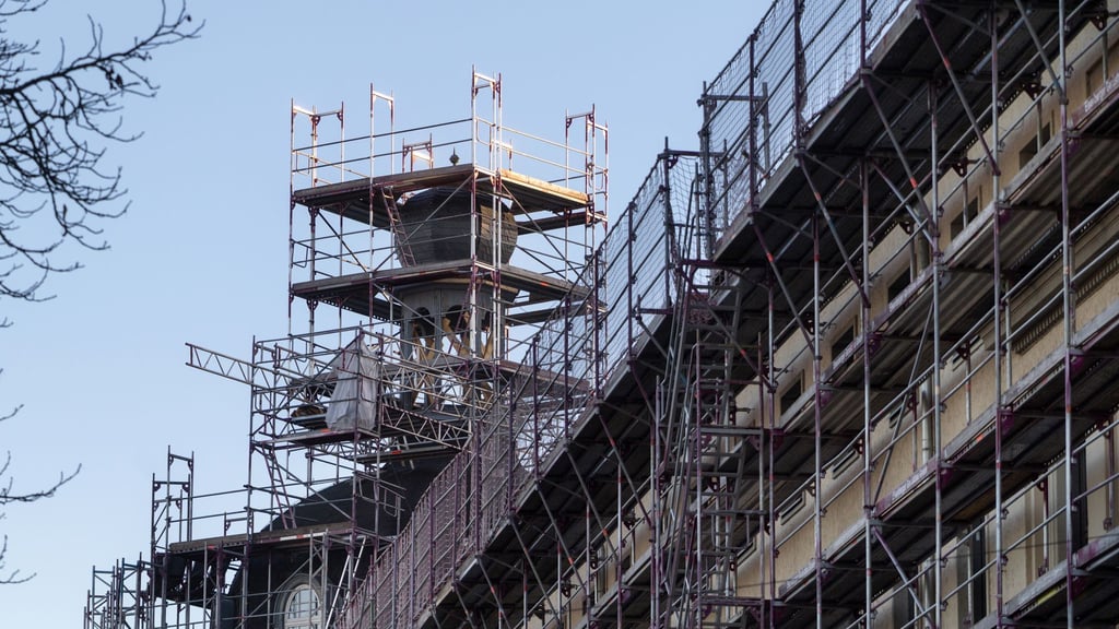 Turmknopffest bei der umfangreichen Sanierung des unter Denkmalschutz stehenden Gebäudes der Landespolizeidirektion in Erfurt.